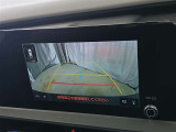 駐車が苦手な方でも安心のバックガイドモニター搭載。 後方の映像をクリアに表示し、ガイドラインで車庫入れや縦列駐車をしっかりサポート。毎日の運転がぐっとラクになります。