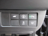 パワーテールゲートの開閉、横滑りを防ぐVSA等のスイッチ類は運転席の右側、手の届きやすい位置にあります。