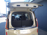 デュアルバックドアなので狭い場所でも開けられ小さめの荷物の積み降ろしが出来るので便利に使っていただけます。