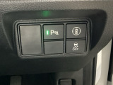 Hondaセンシング用の、VSA(ABS+TCS+横滑り抑制)解除と路外逸脱抑制機能のオンオフスイッチなどはハンドルの右側に装備しています。