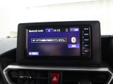 <Bluetooth>スマートフォンなどの機器と車をBluetoothで接続すると、ワイヤレスで音楽を再生できます。