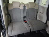 2列目シートは座面がフラットになっており、乗り降りがしやすくなっております。