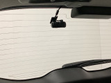 後方にもドライブレコーダーのカメラが付いています。前後両方でお車の周りを監視・記録いたします。