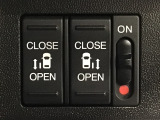 【両側パワースライドドア】両側がパワースライドドアになっており、運転席のスイッチやスマートキーでも開閉が可能です!開口部も広いので乗り降りも楽々♪