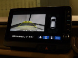 リバースギアに入れるだけで後方の表示へ切り替わります。夜間や雨の日の駐車も楽になりますよ。