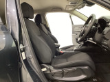 女性でも運転がしやすいように、シートの高さ調整機能(シートリフター)がついています。広い足元にゆったり座れるシートには肘掛も装備しており長距離の運転でも疲れにくいシートです。