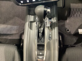 CVT車のセレクトレバーです。低速から高速まで、変速ショックのないスムーズな走りと、エンジン効率のよい領域を維持して燃費にも貢献します。サイドブレーキはスイッチ操作の電子制御パーキングブレーキです。