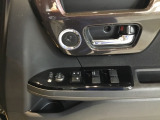 電動格納式リモコンドアミラーと、パワーウィンドウスイッチ等は運転席ドアにあります。