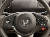 ハンドルにHondaセンシング系のクルーズコントロールやレーンキープアシストなどのスイッチと、オーディオの操作スイッチが装備されています。ハンドルから手を離さず安全に操作できます。