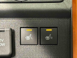 寒い日のドライブを快適にする運転席&助手席シートヒーターが付いてます。その隣にはアクセサリーソケット(12V/120W)も装備されています。