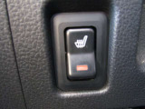 運転席にはシートヒーターを備えております