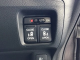 【両側パワースライドドア】両側がパワースライドドアになっており、運転席のスイッチやスマートキーでも開閉が可能です!開口部も広いので乗り降りも楽々♪