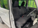 運転席まわりには十分なスペースがあり、大柄な方でもゆったり運転していただける環境です。