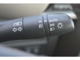 オートライトスイッチ・明暗をセンサーが感じ取り自動でライトのスイッチのオン・オフします。ハイビームアシストも付いてて更に便利ですね。