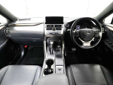 上質で落ち着いた印象のインパネ。視界も広々で運転しやすいです。