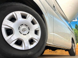 【純正15インチアルミホイール】外観にマッチした純正アルミホイールを装着しております。各種社外アルミホイールや、スタッドレスタイヤも取扱いしております。是非ご相談ください♪