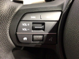 ステアリングにオーディオ操作スイッチが付いています。オーディオ画面に直接タッチしなくても操作が出来ますので、運転に集中できます。