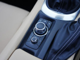 マツダコネクトを操作するコマンダーコントロールです。運転中に自然と手の触れる位置に配置されています。