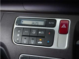 ◆オートエアコン装備◆ お好みの温度を設定をするだけで、後は、自動で風量を調節してくれます!快適にドライブが楽しめます。