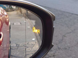 隣車線を走る車両をレーダーで検知し、ドアミラーでは確認しにくい後側方エリアに存在する車両に加え、急接近してくる車両も検知します。車両を検知するとドアミラーに搭載されたLEDインジケーターが点灯します。