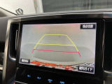 こちらのバックカメラは画面にラインが表示されておりますので、バック時のクルマの進行方向の目安になります。より高いレベルで車庫入れをサポートする、便利な機能ですね。