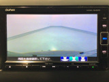 【バックカメラ】運転が苦手な方も車庫入れラクラクです!ギアをリバースに入れれば自動的に切り換わりますので、面倒な操作は不要です♪狭い駐車場もお車を傷つけず安心ですね!