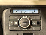 快適装備のオートエアコン♪ 温度設定をすれば、自動で車内の温度管理をしてくれる優れ物です☆彡