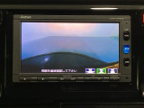 ギヤをR(バック)に入れるとナビの画面に後ろの映像が映るリアカメラ付です。後退時、コンディションが悪い視界でもカラーバックモニターがドライバーをサポートします。