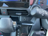 運転席にはUSBソケットつきで携帯などが充電可能です(^^)/