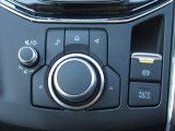 ナビ&オーディオ操作ダイヤル「コントロールコマンダー」は自然と手の触れる位置に配置されています。目線を外すことなく手元で操作できます。また、パーキングブレーキは電動式となっております。