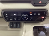 オートエアコンがついてますので、簡単操作で快適に過ごせます。リア熱線のスイッチの中にサイドミラーヒーターも入っています。パネル内のシートヒータースイッチは前席の左右別々に2段階で温度設定ができます。