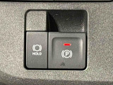 指先だけで簡単に操作が可能な電動パーキングブレーキを採用。「HOLD」スイッチを押すと、渋滞や信号待ちなどでブレーキペダルから足を離しても、ブレーキを保持するので安心です
