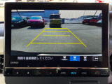 バックモニター装備。画面にて後方の確認が行えるので、バック駐車や車庫入れの際には重宝します。車の運転に慣れない方でも安心のガイドライン表示機能付。