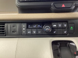 フルオートエアコンが装備されいます。好みの温度に設定するだけで、エアコンの風量やモード切替を自動でコントロールしてくれます。