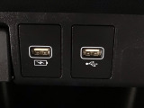 【USBポート】USBポートも装備されています、スマートフォンの充電やオーディオに連携も可能です、今や欠かせない装備の一つです!