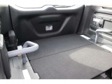 車いすをのせない時は荷物を載せやすい台がついております!