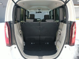 ■荷室は開口部が大きく、荷物の積み下ろしがスムーズ。後部座席を倒すことでさらに広くなり、使い勝手が良く便利です。