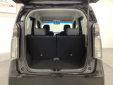 開口部も広く荷物の積み下ろしもしやすいお車となっております。シートを前方にスライドさせれば、さらに荷室を広げられます。また、床下にも収納スペースがあります。