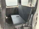 広々とした後部座席です♪気になるキズや汚れなどなく良好な状態です。