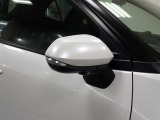 対向車や歩行者が認識しやすいサイドターンランプ付カラードドアミラー