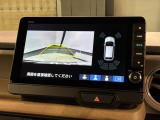 リバースギアに入れるだけで後方の表示へ切り替わります。夜間や雨の日の駐車も楽になりますよ。