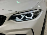 LEDヘッドライト 先進のLEDテクノロジーを採用。キセノンライトを上回るコントラストで明るく輝きます。夜間や悪天候時の日中でも優れた視野性を発揮し安全性と快適性を高めます。