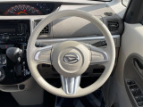 インテリアに合わせたデザインのステアリングは、運転される方のことも考え、運転しやすい形状、大きさです。是非一度、実際に触ってお確かめください。