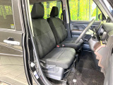 運転席まわりには十分なスペースがあり、大柄な方でもゆったり運転していただける環境です。
