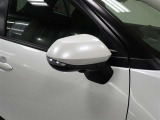 対向車や歩行者が認識しやすいサイドターンランプ付カラードドアミラー