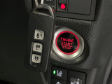 【Hondaスマートキー】カバンやポケットに入れたままでもドアの施錠・解錠が可能なスマートキーを装備。エンジンのオン・オフ時もカギを取り出す必要が無いからとっても便利です♪