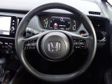 ハンドル左側にはオーディオ操作が出来るオーディオリモートコントロールスイッチ、右側にはHonda SENSINGとオートクルーズコントロールのスイッチを装備!
