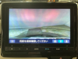 【バックカメラ】運転が苦手な方も車庫入れラクラクです!ギアをリバースに入れれば自動的に切り換わりますので、面倒な操作は不要です♪狭い駐車場もお車を傷つけず安心ですね!