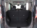 後部座席に座れる状態でも荷室はこれだけ広さがあります!お出かけやお買い物にも重宝します。ついつい買い物しすぎても安心ですね♪