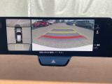 狭い場所での駐車やすれ違いなどでより的確な運転操作に役立つ360&deg;ビューモニターが装備されています。
